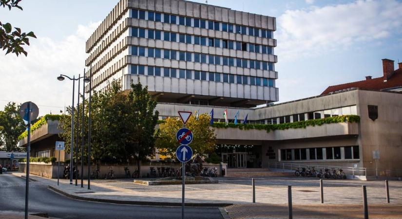 Üzentek a folyton őket ócsároló Facebook-harcosnak a szombathelyi önkormányzat dolgozói: 18 éve nem nyúltak hozzá a közalkalmazotti bérekhez, bruttó 560 ezer forint az átlagkeresetük