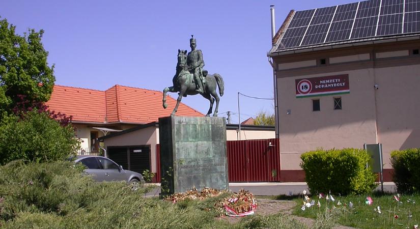 Gyalogos huszárok vonulnak Hajdúböszörményben