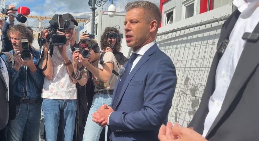 Magyar Péterék kordont bontottak a Karmelitánál