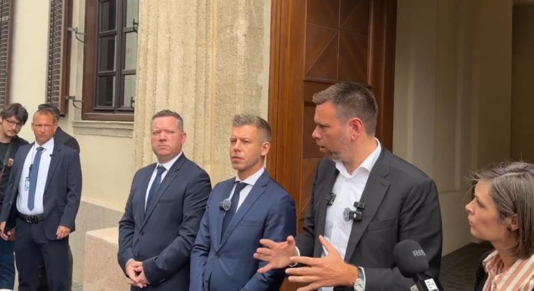 Magyar Péter élő adásban látott neki a Karmelitánál lévő kordon lebontásához