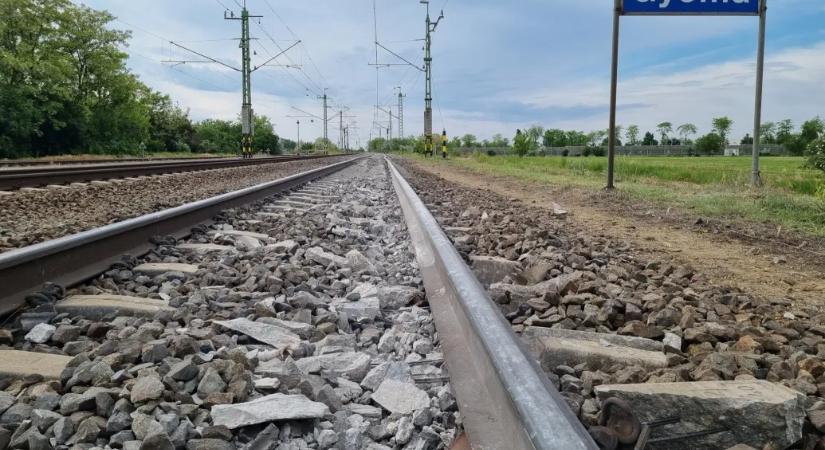 600 vasúti betonaljat tarolt le a kisiklott vonat Gyomaendrődnél