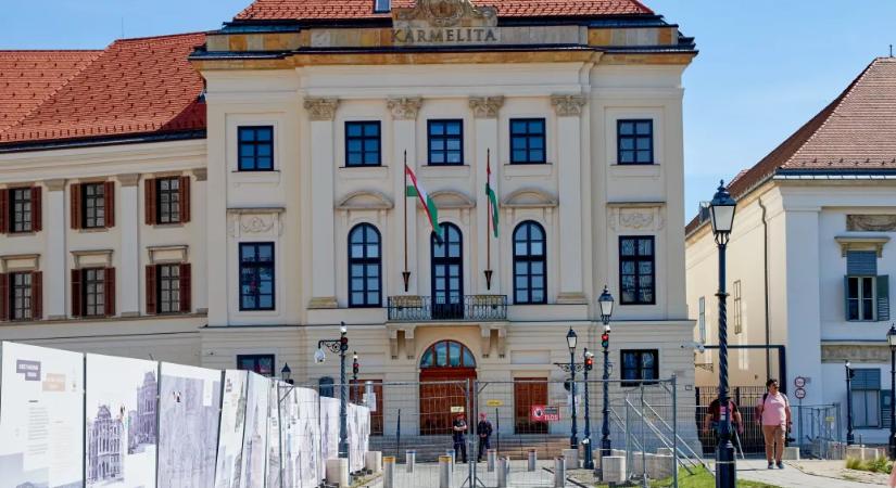 Magyar Péter bejelentette, hogy megnyitják a látogatók előtt a Karmelitát és Rogán volt minisztériumát