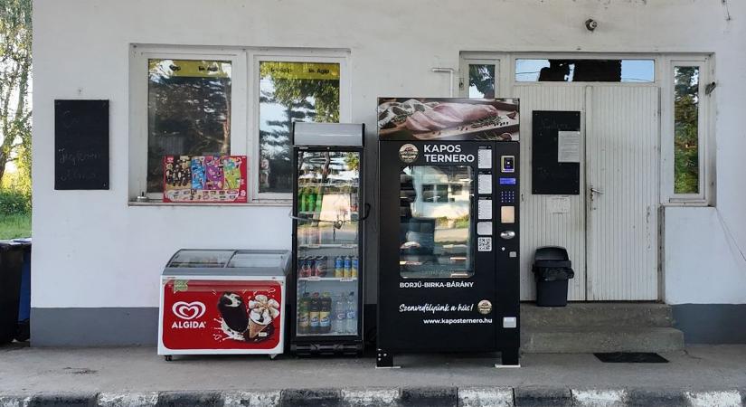 Húsimádók, figyelem! Non-stop steak automatát helyeztek üzembe egy somogyi benzinkúton