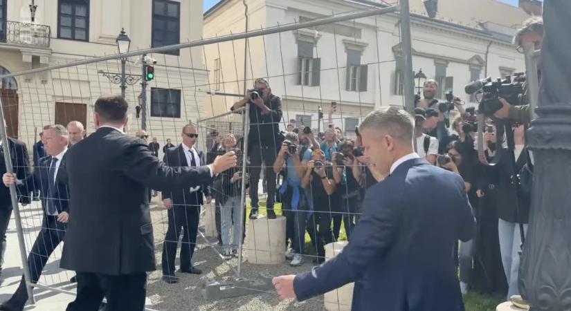 Magyar Péterék szimbolikus kerítésbontása a Karmelitánál: hivatalosan is megszűnik az ország leghírhedtebb kordonja