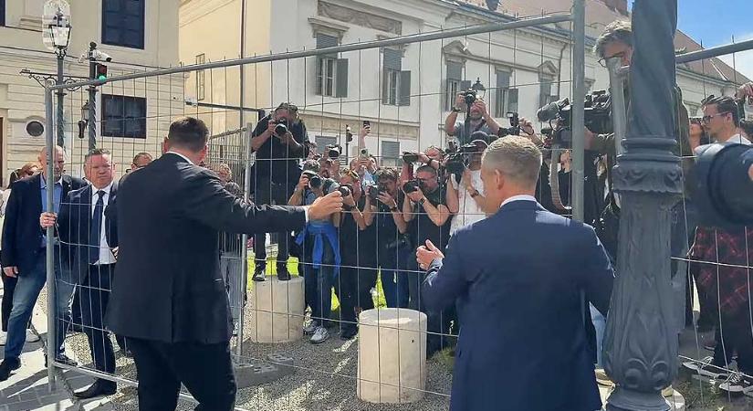 Lebontotta a Karmelita előtti kordont Magyar Péter, megnyitják az épületet a nagyközönség előtt