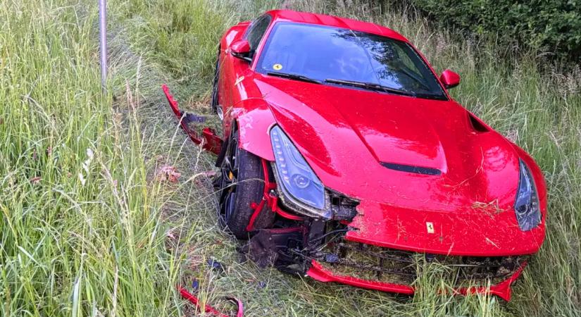 Összetört Ferrari az árokban – bevonták a tulajdonos jogosítványát