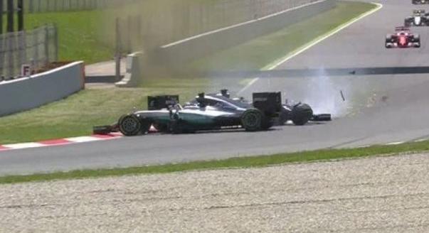 F1-Archív: Mercedes-ütközés után Verstappen-győzelem