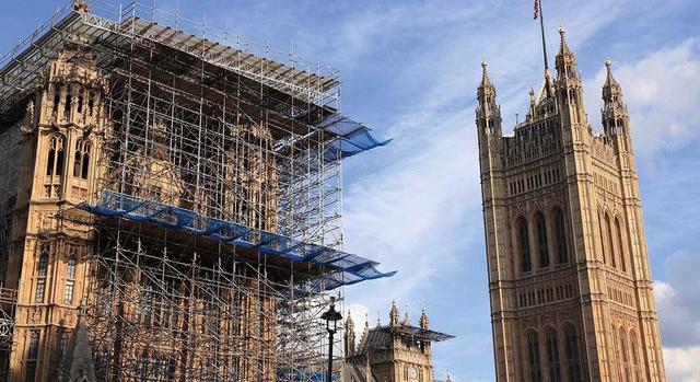 Több évtizedig eltarthat a londoni parlament omladozó épületének felújítása