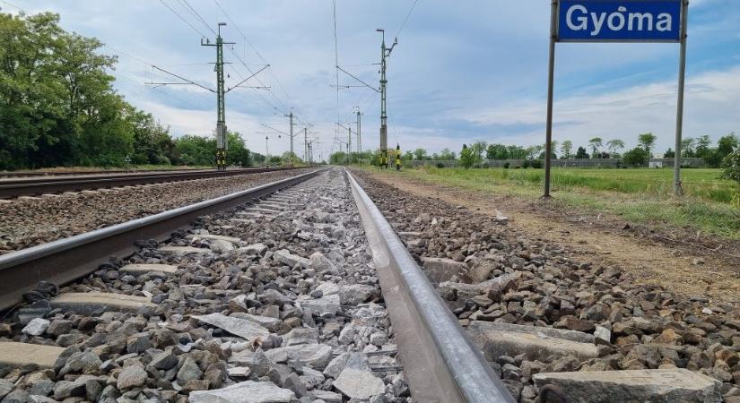 MÁV: 600 vasúti betonalj tört össze a kisiklás miatt