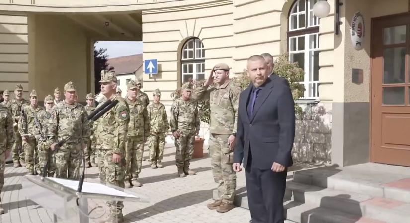 Videó: Pálinkás Szilveszter is ott volt, amikor Ruszin-Szendi Romulusz visszaadta a Petőfi Sándor laktanya nevét