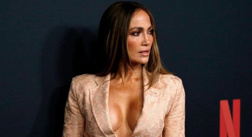 Jennifer Lopez melltartó nélkül jelent meg – új filmje bemutatóján mindenki az elképesztő dekoltázsát figyelte