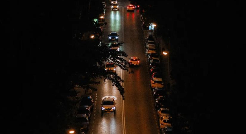 Tömegszerencsétlenség a 76-oson, a száguldozó sofőr miatt csaknem harmincan sérültek meg
