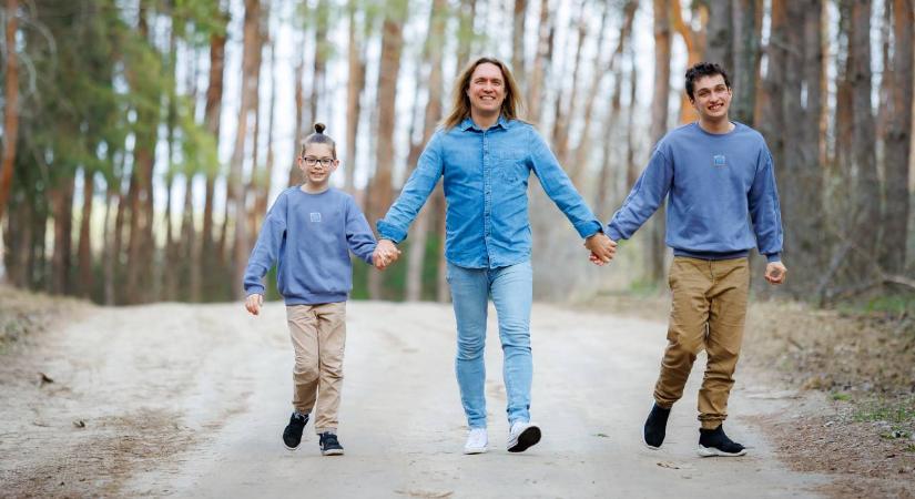 Klippremier az nlc-n: dalban mond köszönetet az autista fiát segítő pedagógusoknak Z. Kiss Zalán, a Pokolgép gitárosa