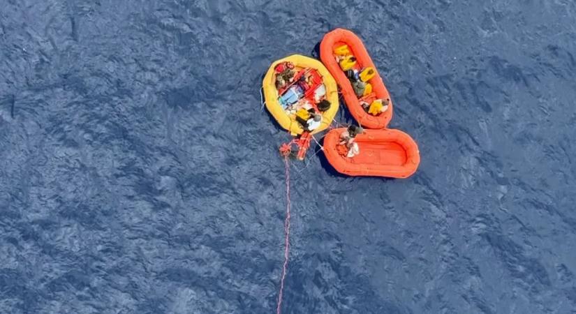 Lezuhantak az Atlanti-óceán felett, órákig hánykolódtak a vizen, mégis túlélték
