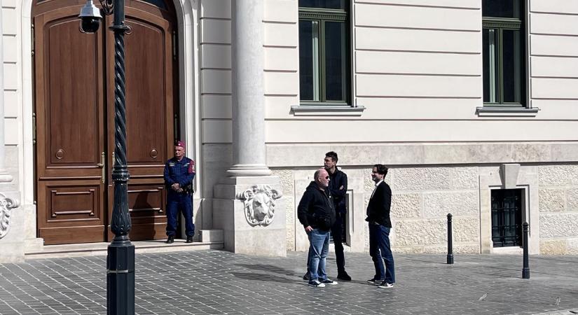 „Szivarozgatok reggeltől estig” – elkaptuk Havasi Bertalant a Miniszterelnöki Kabinetirodánál