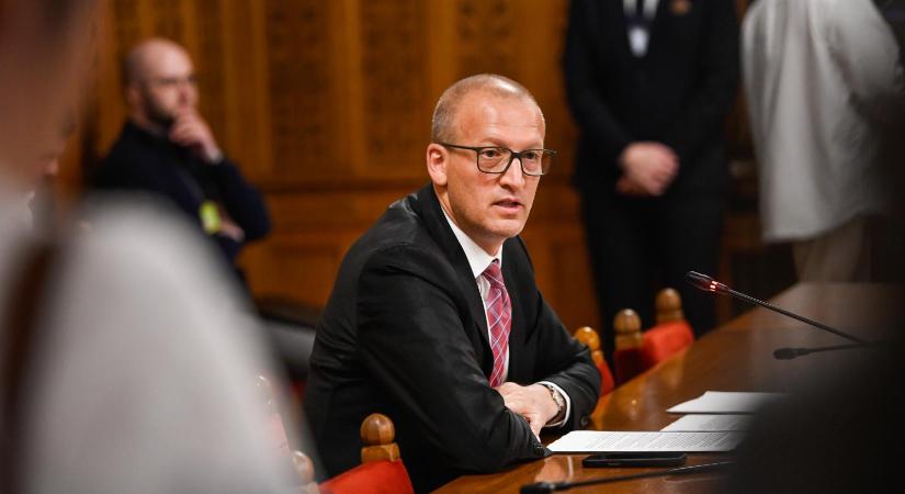 Forrong a szakma, de köt az Alaptörvény