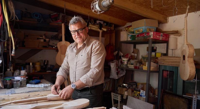 „A zenekarban nincs olyan, hogy magyar gyerek, cigány gyerek. Minden gyerek lehet a másik legjobb barátja” – Nébl Zsolt áll a parlamentet megríkató sükösdi tamburások mögött