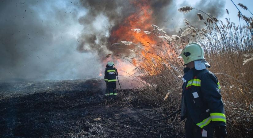 Akkora tűz van Hajdú-Biharban, hogy a füst miatt egy utat is le kellett zárni