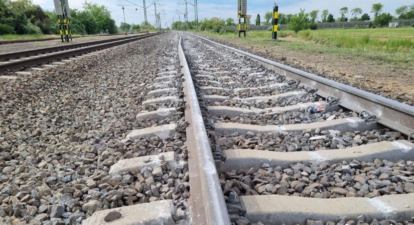 Brutális pusztítást végzett a kisiklott vonat Gyomaendrődnél – több száz méteren át tarolta le a pályát