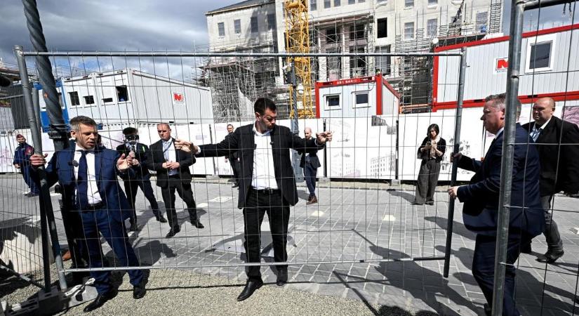 Magyar Péter élő adásban kezdte meg a Karmelita kordonjának lebontását