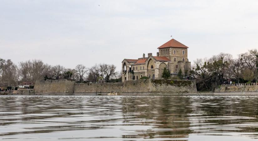 Az aszály az Öreg-tó vizét sem kíméli, így védik meg a tatai tavat