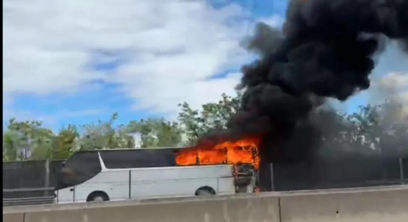 Hatalmas füsttel égett egy busz az M0-son Törökbálintnál, a szakaszt teljesen lezárták