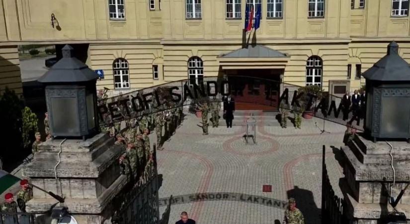 Ismét Petőfi Sándor nevét viseli a fővárosi Budaörsi úti laktanya