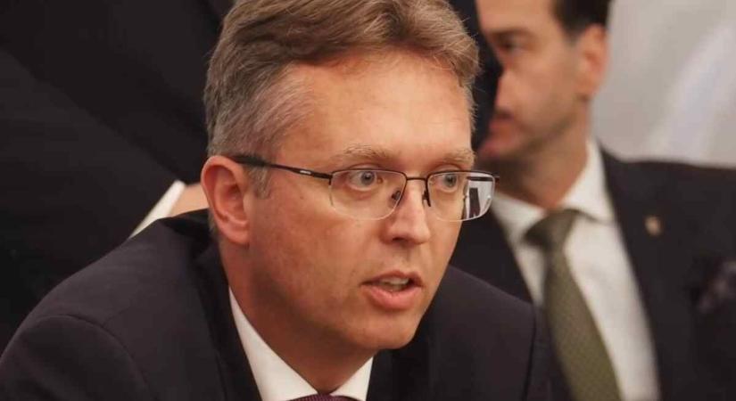 Magyar Péter kiosztotta a bukott minisztereket az átadás-átvételen