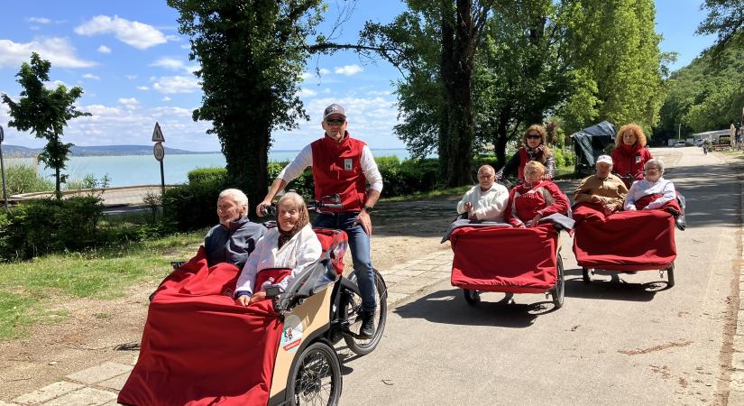 Kerekeken guruló „buborék” a Balaton partján – győrújbaráti idősek felejthetetlen élményei