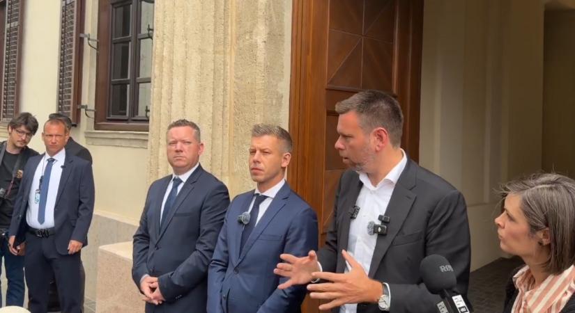 Magyar Péter élő adásban bontott kordont, megnyitják a Karmelitát a közönségnek