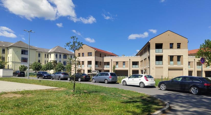 Karcolások, horpadások és pofátlanság: ilyen a parkolás a szombathelyi kórház közelében