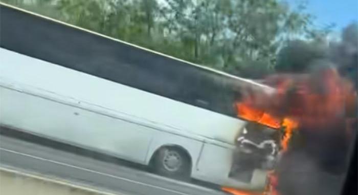 Videón, ahogy óriási füsttel égett egy busz az M0-son