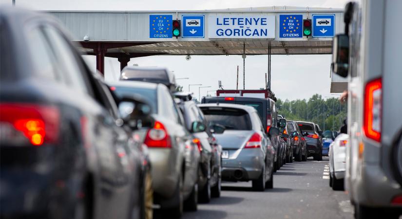 Óriási káosz a határon: informatikai hiba miatt áll a kiléptetés