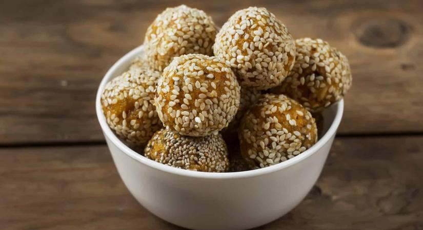 Csokis tahinigolyók áfonyás ízesítéssel – gluténmentes, vegán desszert mindössze 15 perc alatt