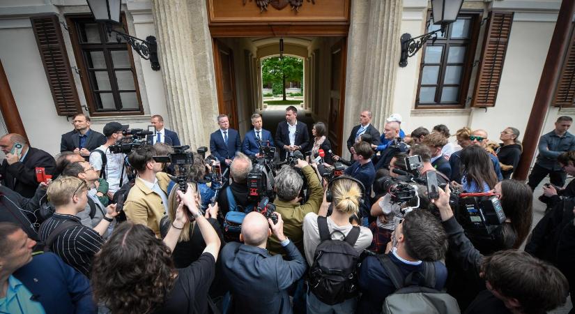 Videón a miniszteri átadás-átvétel, szemlátomást kínosan érezték magukat az Orbán-kormány volt miniszterei