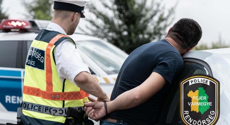 A fél országon át menekülve lopott kocsival ütközött a rendőrnek