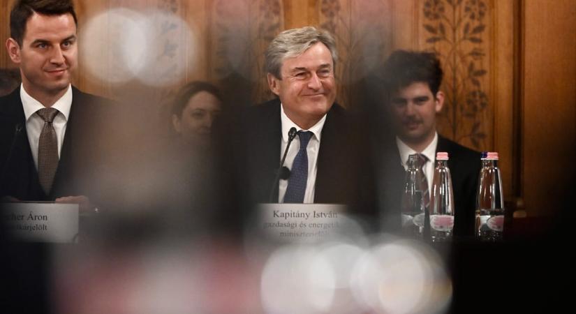 Kapitány István a reggeli kudarc után estére felavatta a kávéfőzőt az új munkahelyén