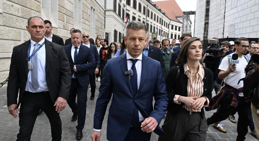 Abszolút Színház utca – máris birtokba vette a nép a Karmelita környékét