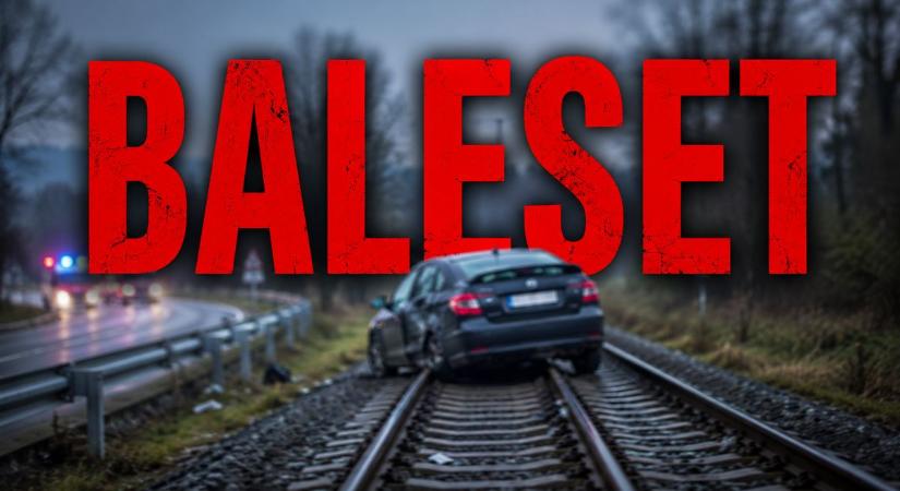 Baleset után a vasúti síneken állt meg az autó Szabolcsban