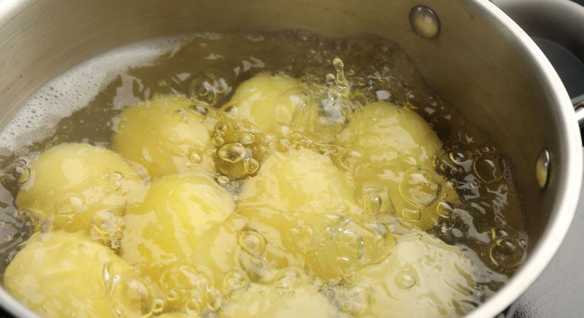 Zseniális trükk a krumpli gyorsabb elkészítéséhez: tegyünk bele ebből egy kanálnyit, és pillanatok alatt megpuhul