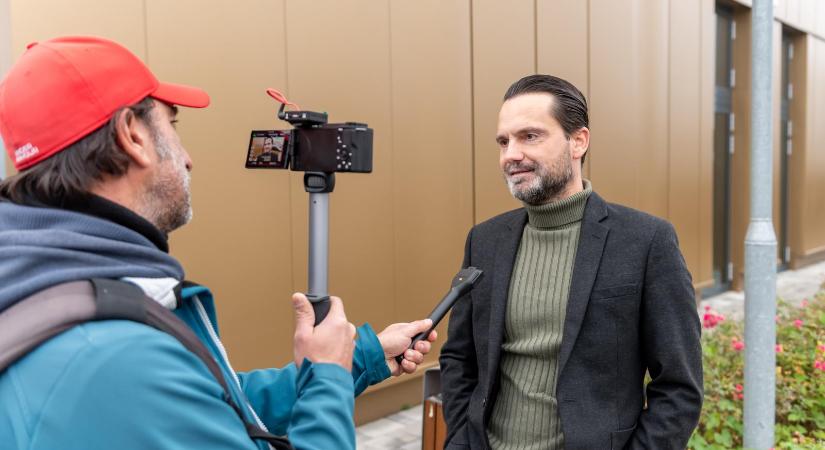Orbán Viktor korábbi sajtófőnöke állást keres, mert már Magyar Péter a főnöke