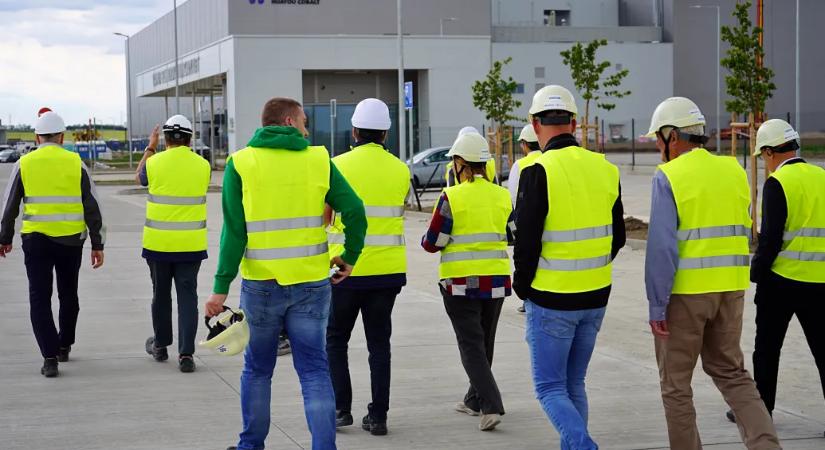 Nyár végén indulhat a próbaüzem az ácsi katódgyárban