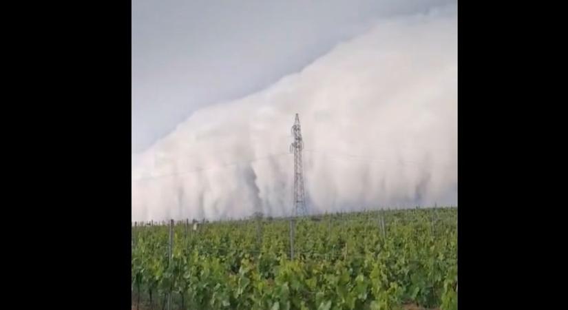 Brutális videón látható, ahogy megérkezik a görgőfelhő Balatonlellére