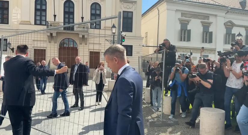 Élőben a Várból: Magyar Péterék elkezdték lebontani a kordonokat a Karmelitánál, a turisták már be is vették a területet