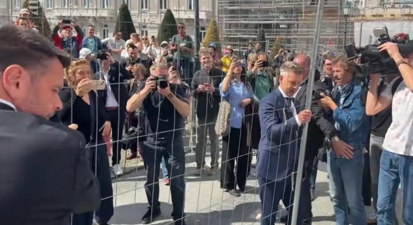 Magyar Péterék elbontották a kordont a Karmelita elől, megnyitják Orbán kolostorkáját a látogatók előtt