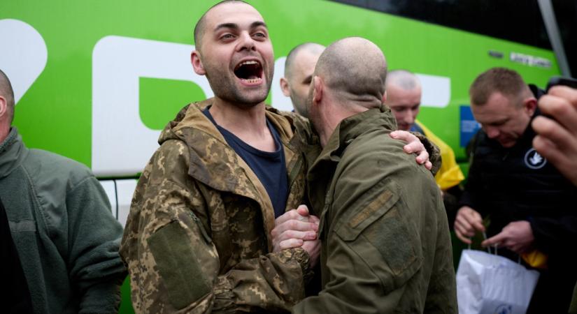 Leírhatatlan az öröm a fogságból visszatérő ukrán katonák arcán