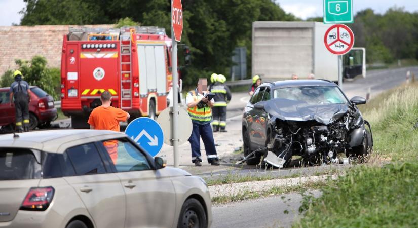 Durva fotók: totálkárosra törtek az autók a 6-os úton (GALÉRIAVIDEÓ)
