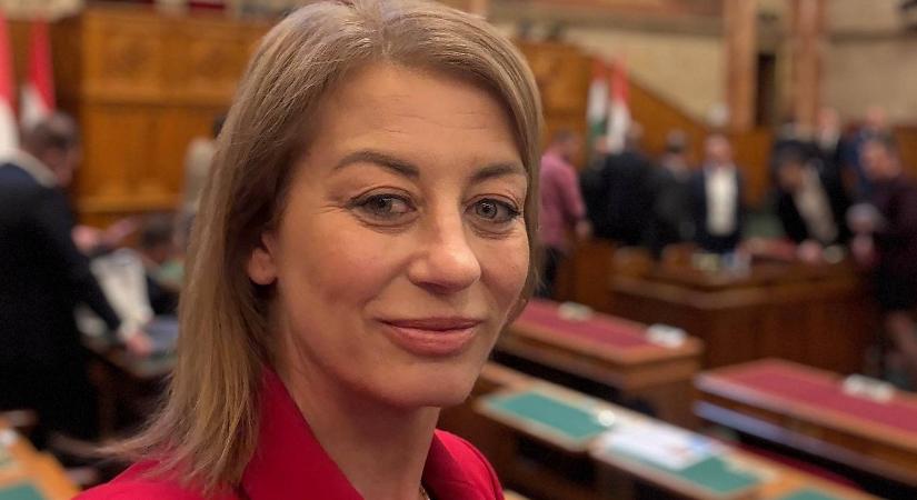"Nem illik így viselkedni az Országházban" – Megszólalt a Blikknek a Parlamentben az asztalon ülő tiszás képviselő, szégyelli a történteket