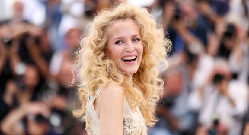 Az 57 éves Gillian Anderson haja dúsabb, mint valaha: gyönyörű frizurával pózolt Cannes-ban