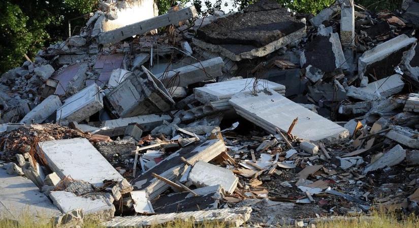 Rákkeltő időzített bomba: Újabb azbeszt-hegy sokkolja a hatóságokat